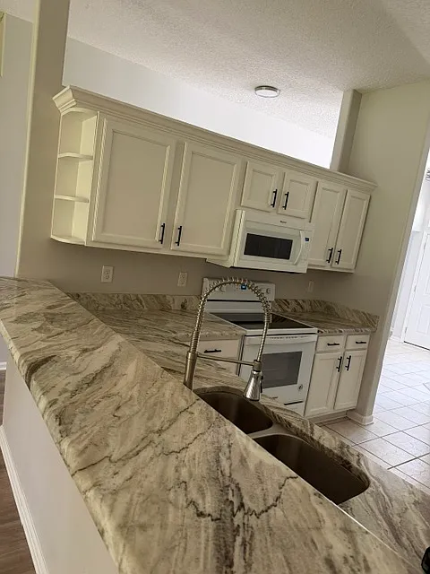 3 bed, 2100 sqft, $3,200 — Photo 3