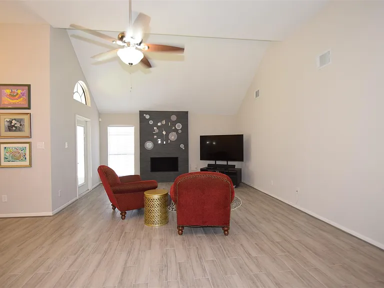 22922 Glenover Dr — Photo 11