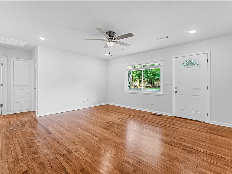 1666 Oakland Ave — Photo 8