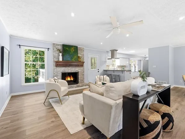 461 Little John Dr NW, Lilburn, GA 30047