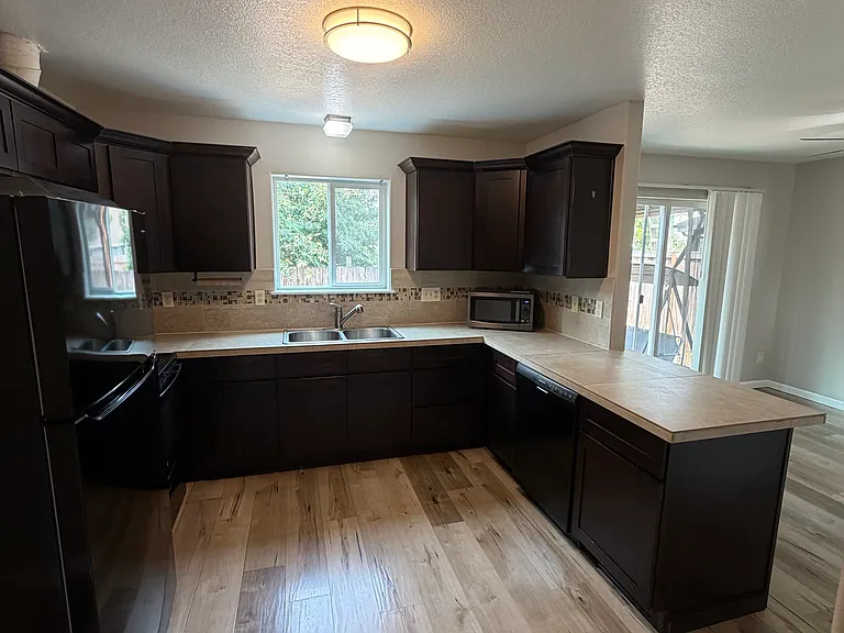 1426 NE Thomas Ct — Photo 9