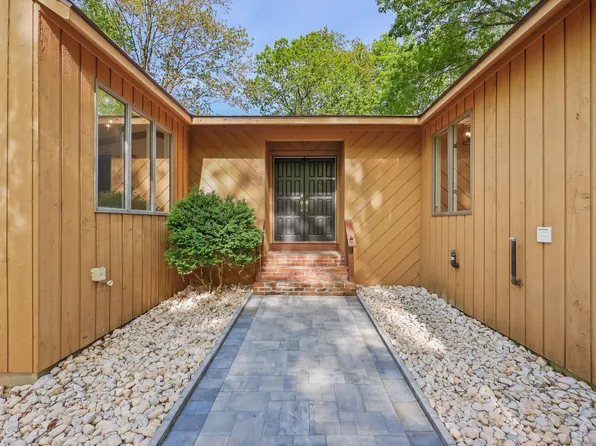 2165 Shepard Avenue, Hamden, CT 06518