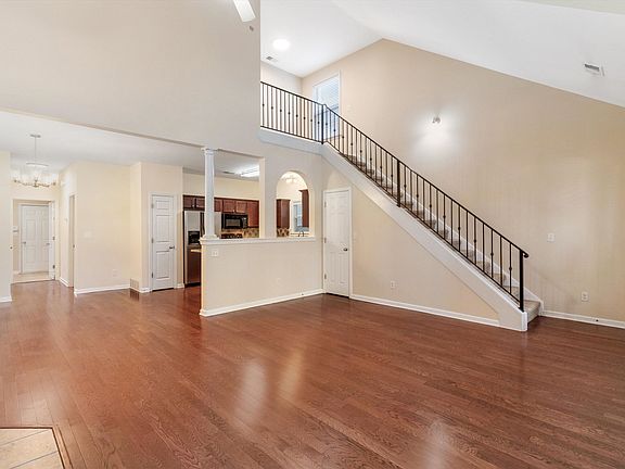 4th image of 1335 Island Pl E