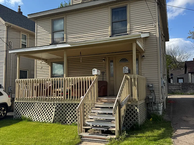 221 E South St — Photo 4