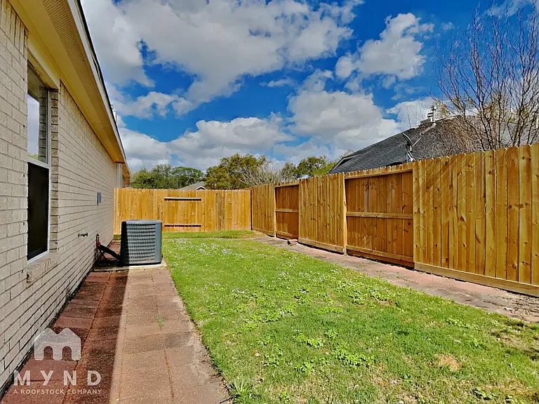 1815 Sherwood Forest Cir — Photo 25