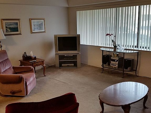 4th image of 10 Kathy Pl APT 1B