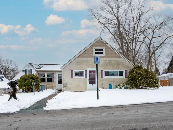 8 Carlson Dr, Cumberland, RI 02864