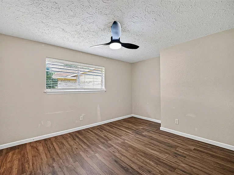 711 Leicester Ln — Photo 25