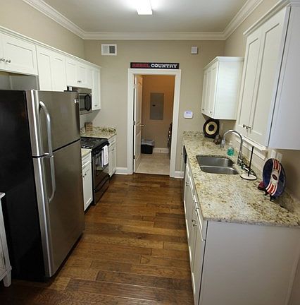 3rd image of 104 Robbins Cir