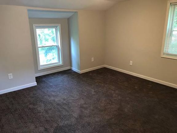 4th image of 1009 W University Ave