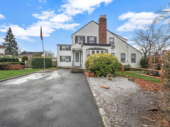 22 Salisbury Avenue, Stewart Manor, NY 11530