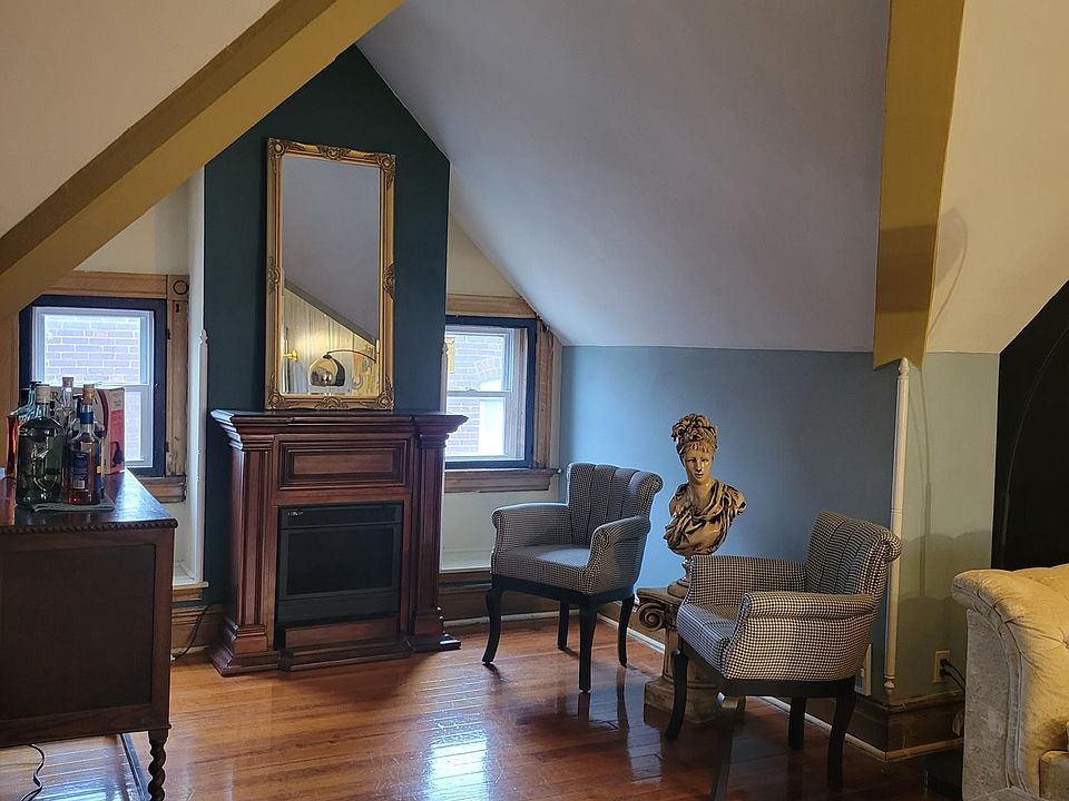 1st image of 2115A Russell Ave