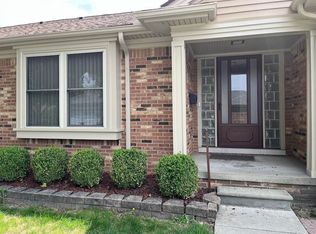 16734 Camellia #20, Fraser, MI 48026