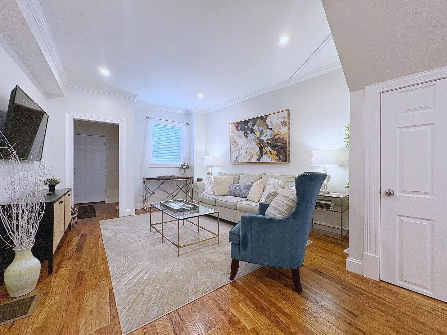 Renovated Brighton 2-Bed Private Deck Near Green Line — Photo 2