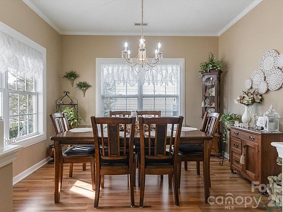 5th image of 22 Cambridge Dr