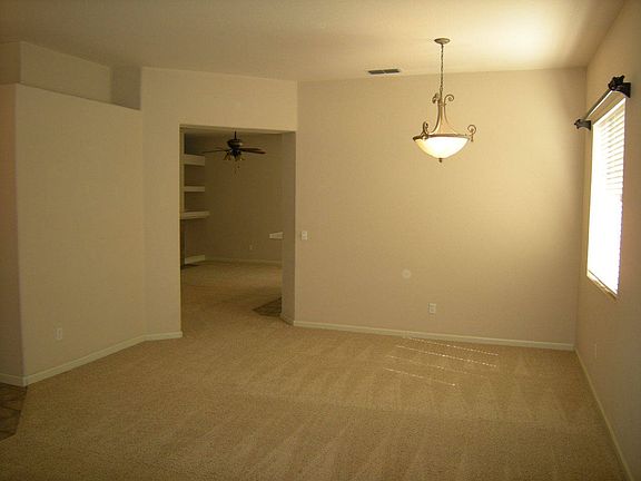 5th image of 467 Woodcrest Dr