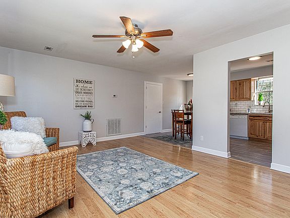 4th image of 3204 Deer Lake Dr
