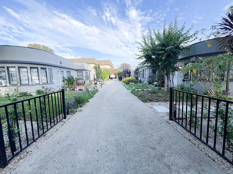 1506 1/2 Maple St #1506 — Photo 58