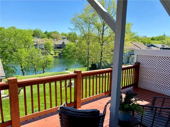 210 NE Bayview Dr, Lees Summit, MO 64064