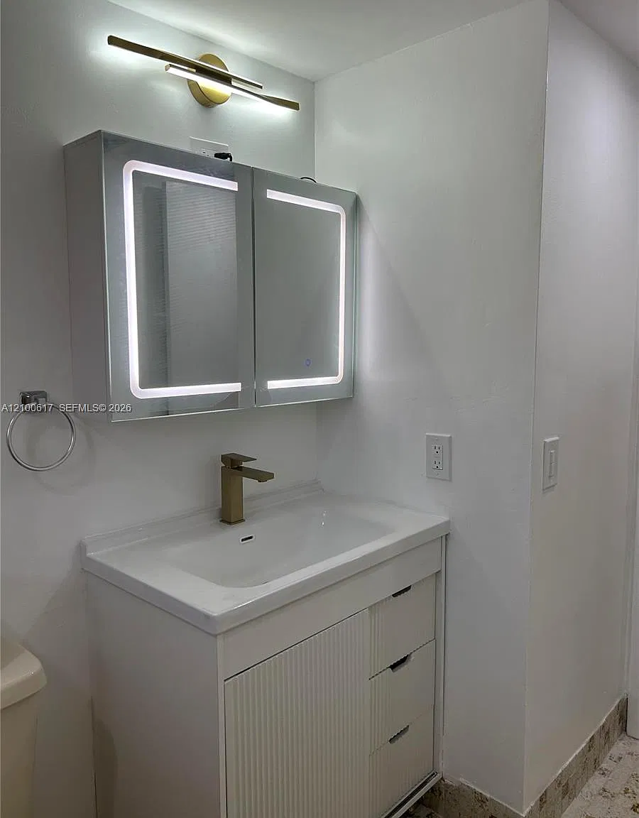 Horizons West Condo #6 — Photo 4