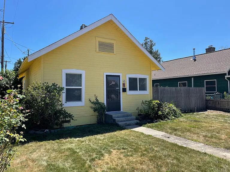 811 Dakota Ave — Photo 2