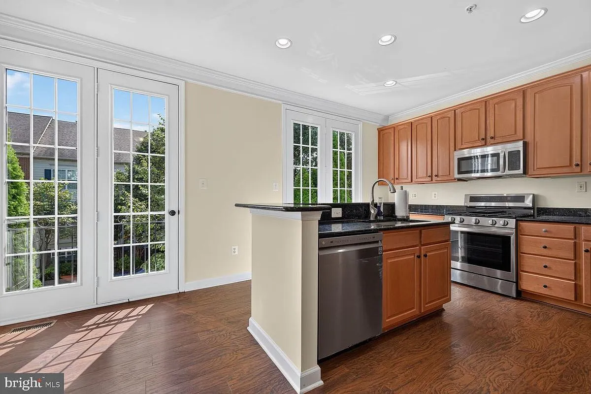 3 bed, 3.5 bath, 2442 sqft, $3,200 — Photo 4