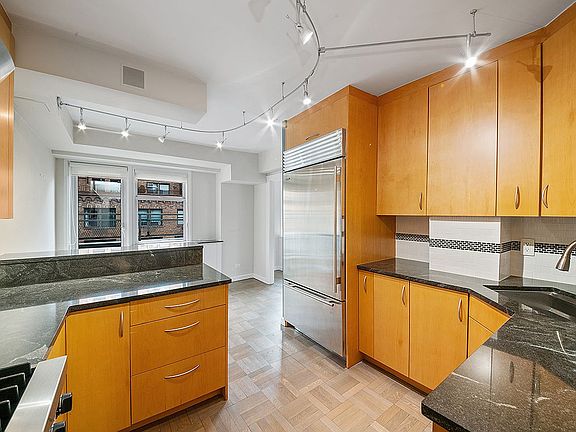 5th image of 200 E 78th St APT 18G