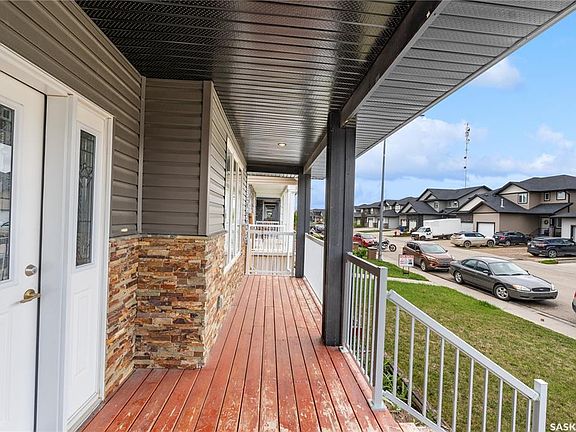4th image of 526 Maple CRESCENT