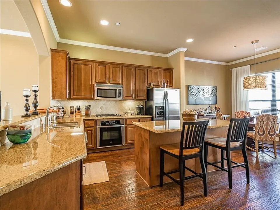 5733 Lois Ln
