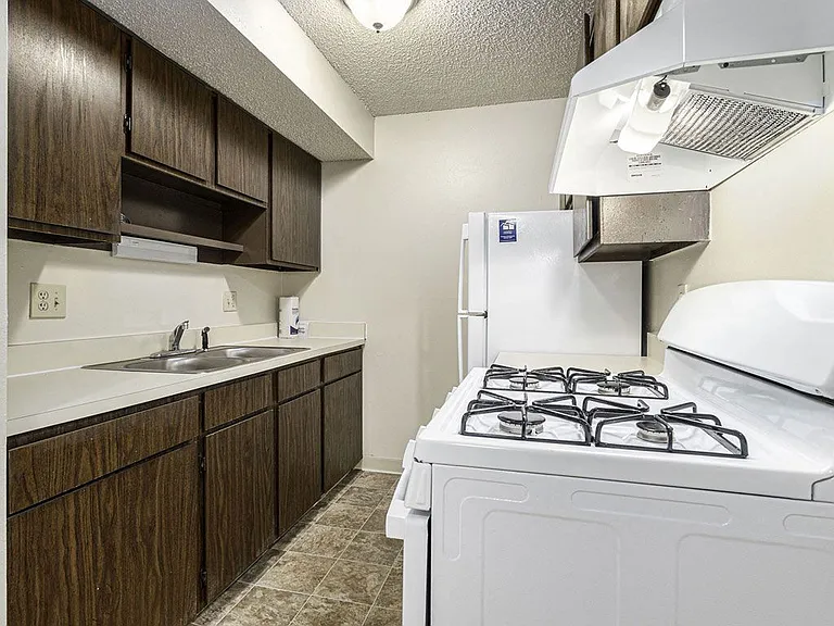 Granada Apartments — Photo 7