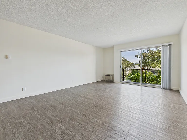 3749 McLaughlin Ave. — Photo 33