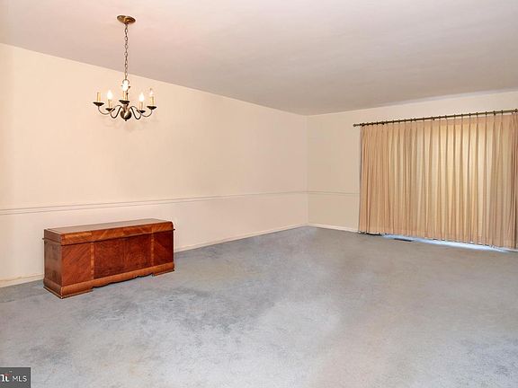 3rd image of 1828 Carlton Dr