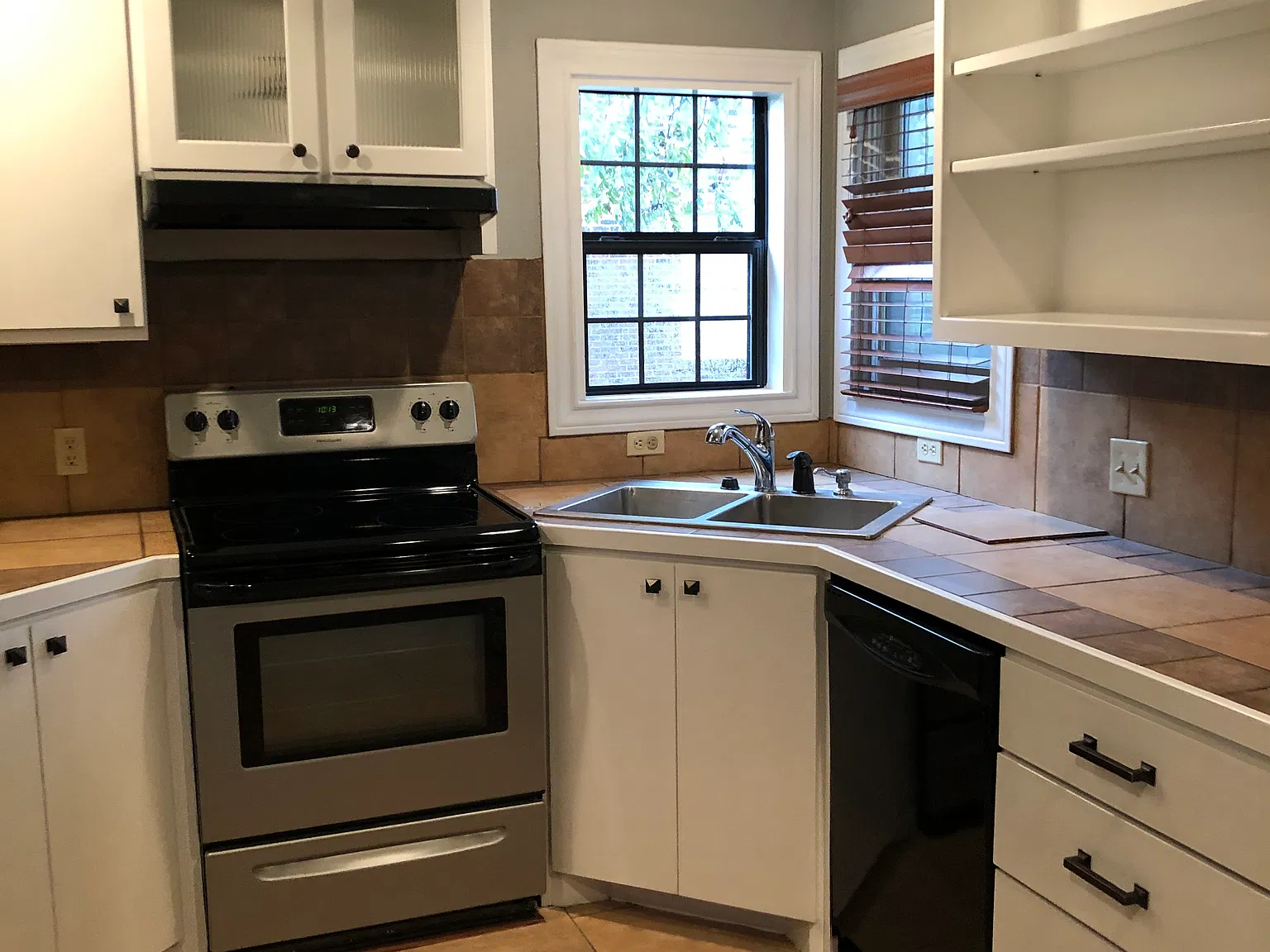 4 bed, 1760 sqft, $3,700 — Photo 4