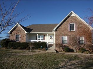 421 Clearview Rd, Cottontown, TN 37048