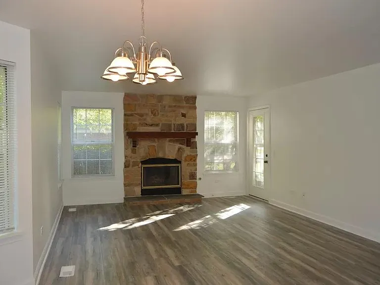 2213 Camden Ln — Photo 2