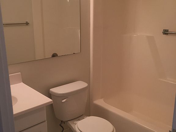 Guests bathroom with tub