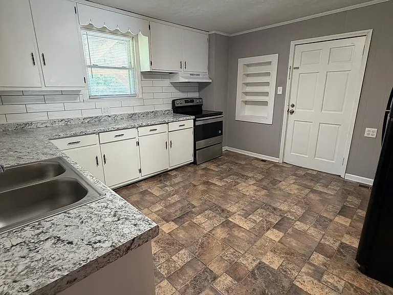 58 Augusta Ave — Photo 3