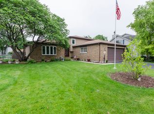 182 N Canyon Dr, Bolingbrook, IL 60490