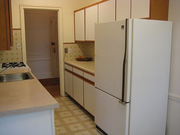 EIK Generous Counter Space