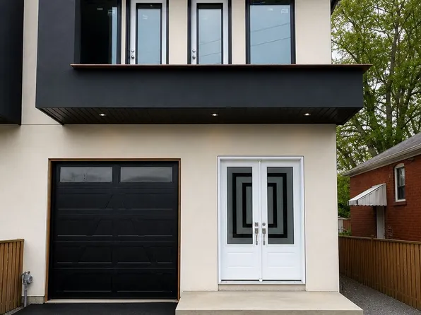 28 B Pine Ave N, Mississauga, ON L5H 2P8