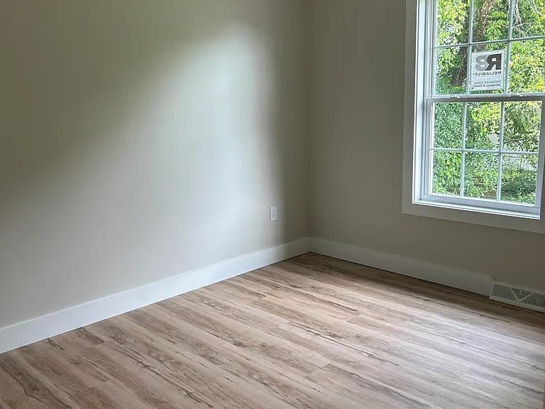 909 E Irvine St — Photo 17