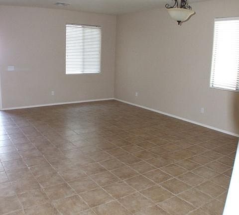 3rd image of 1033 E Nickleback St
