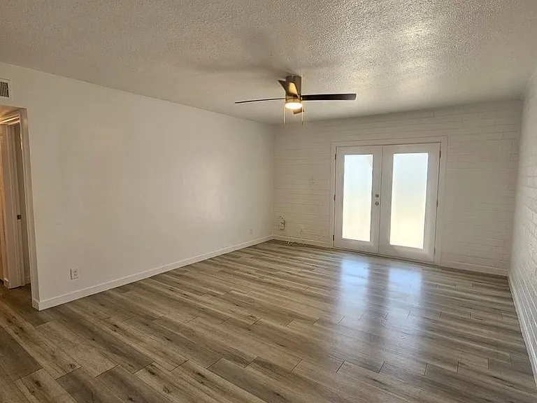 Town & Country Apartments — Photo 13