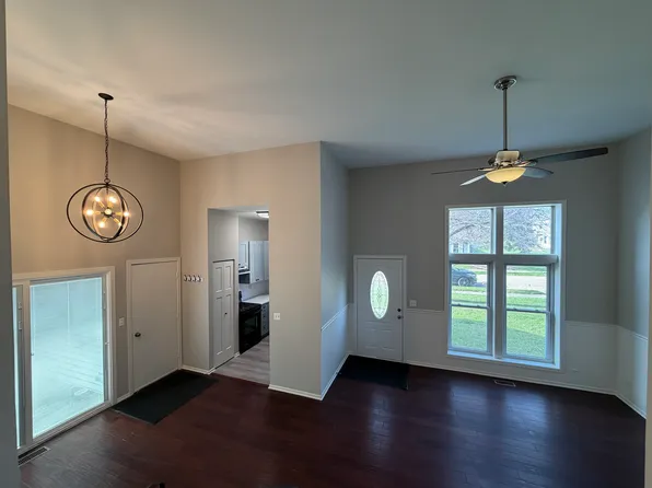 2275 Bannister Ln, Aurora, IL 60504