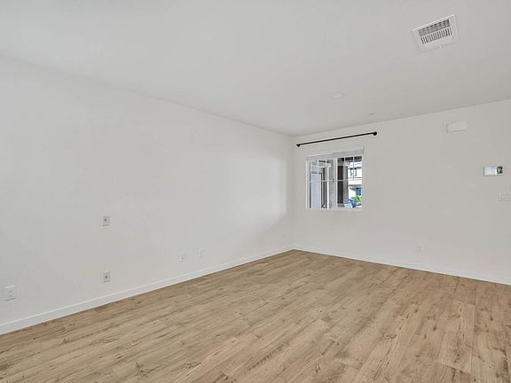 4th image of 4392 Silver Cedar Ln