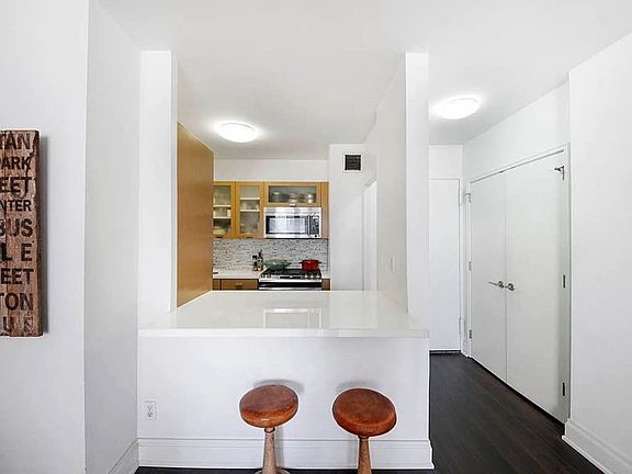 4th image of 212 E 47th St APT 15E