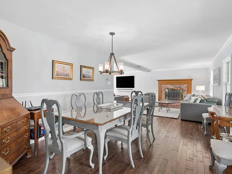 2 Tracy Dr — Photo 17