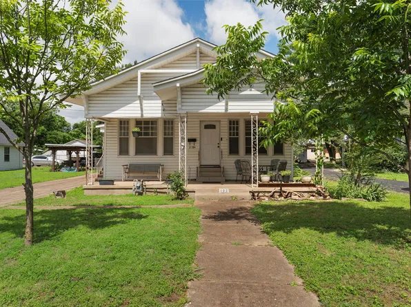 105 N Davis St, West, TX 76691