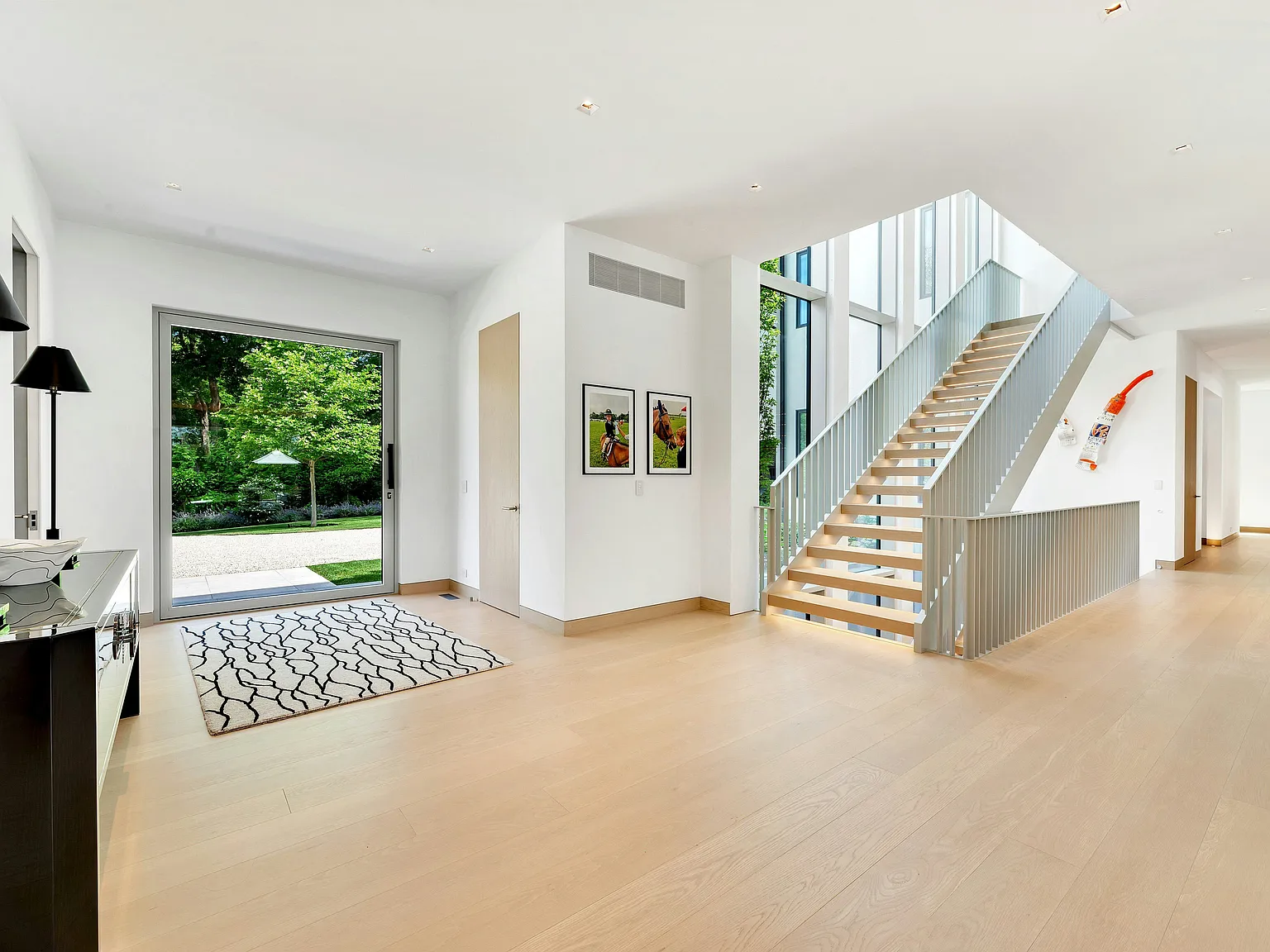 Stunning Bridgehampton Resort Style Estate Rental in Top Location — Photo 2