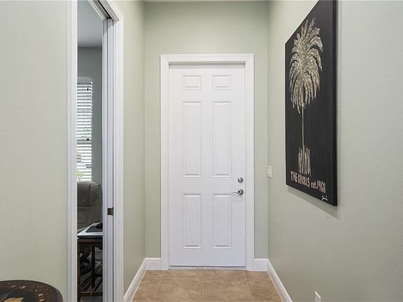 4th image of 570 Valencia Cir SW